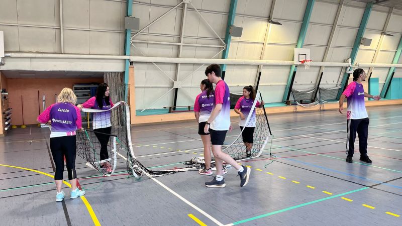 Les équipes montent les filets de volley-ball