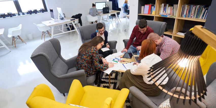 Étudiants autour d'une table
