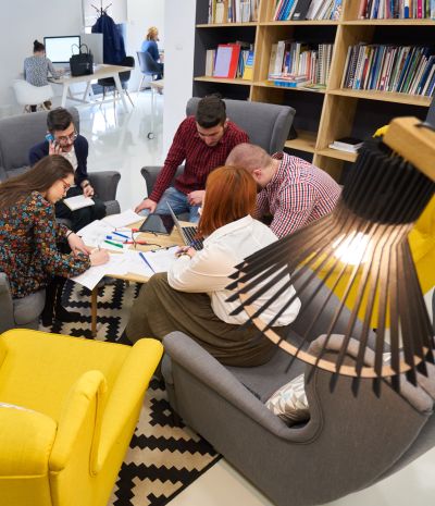 Étudiants autour d'une table