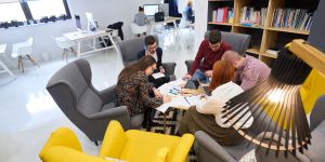 Étudiants autour d'une table